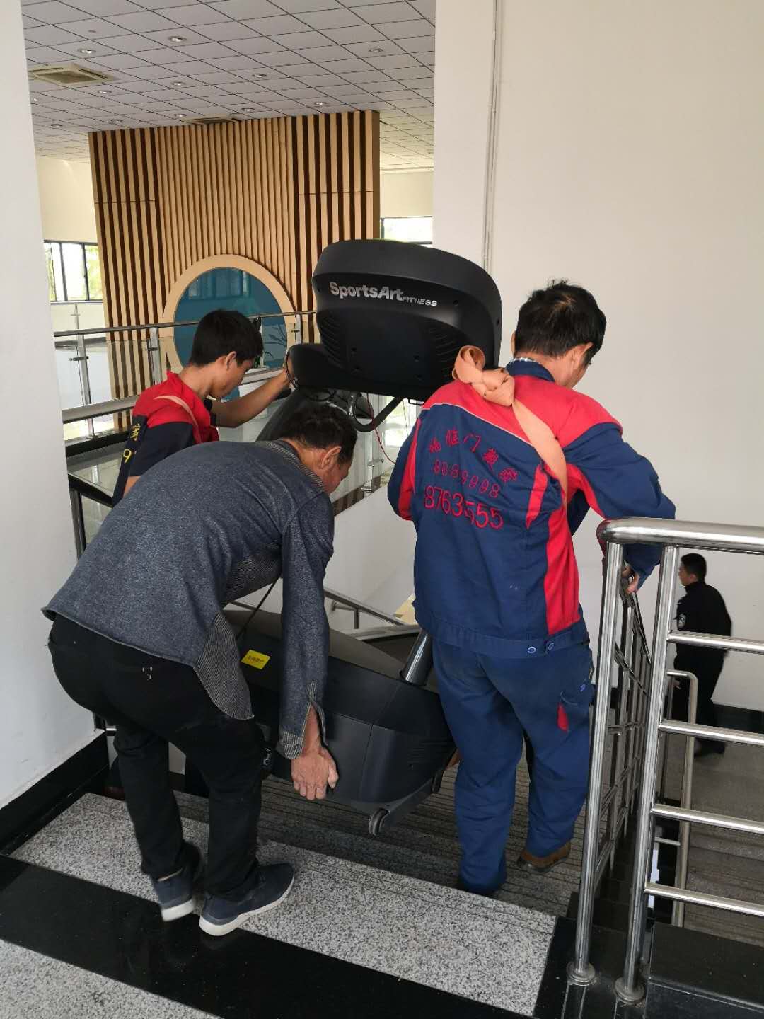 搬家時(shí)高層搬家大件物品樓梯搬運(yùn)現(xiàn)場